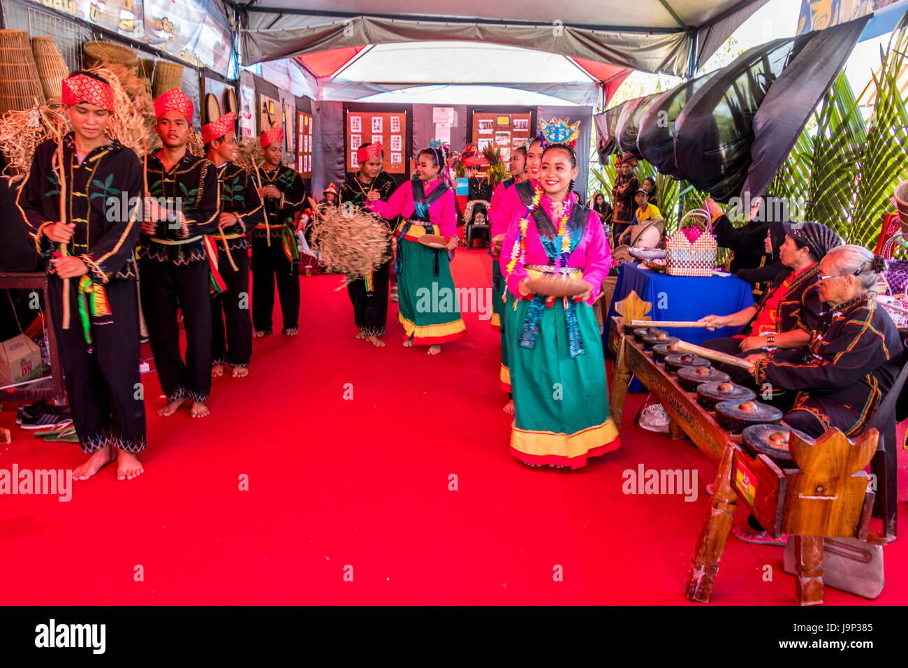 Rassemblement de groupes autochtones kadazandusan sur dernier jour de Pesta Kaamatan ou Hogkod Koisaan au festival des récoltes KDCA à Kota Kinabalu Sabah Malaisie Banque D'Images