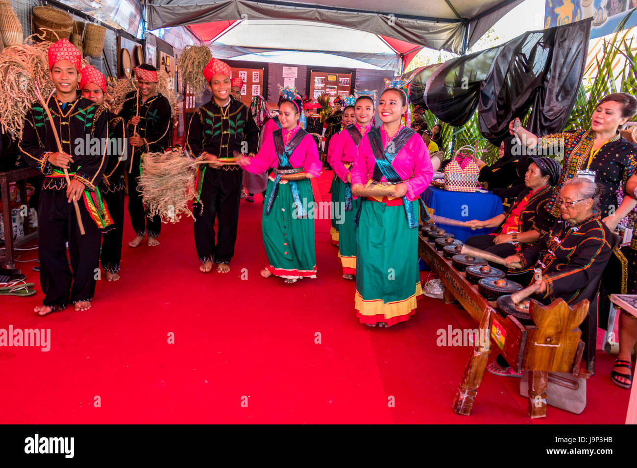 Rassemblement de groupes autochtones kadazandusan sur dernier jour de Pesta Kaamatan ou Hogkod Koisaan au festival des récoltes KDCA à Kota Kinabalu Sabah Malaisie Banque D'Images