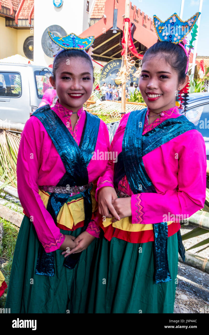 Rassemblement de groupes autochtones kadazandusan sur dernier jour de Pesta Kaamatan ou Hogkod Koisaan au festival des récoltes KDCA à Kota Kinabalu Sabah Malaisie Banque D'Images