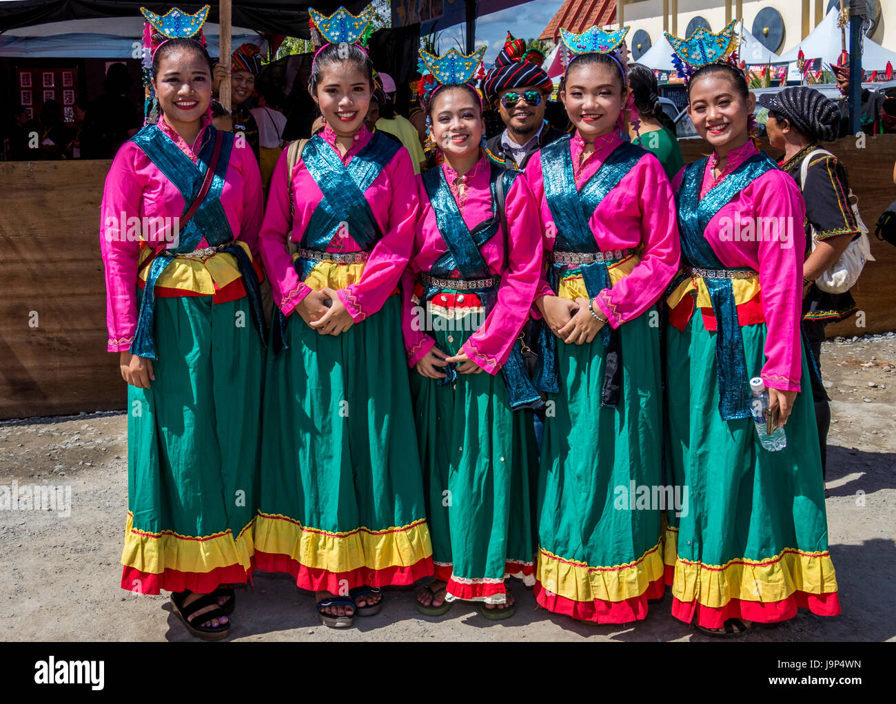 Rassemblement de groupes autochtones kadazandusan sur dernier jour de Pesta Kaamatan ou Hogkod Koisaan au festival des récoltes KDCA à Kota Kinabalu Sabah Malaisie Banque D'Images