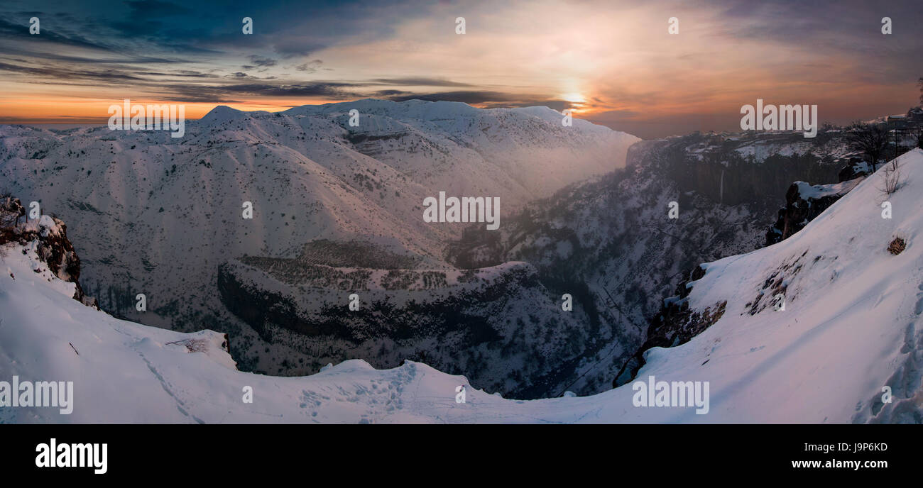 L'Arménie vue panoramique en hiver montagne depuis le Temple de Garni Banque D'Images
