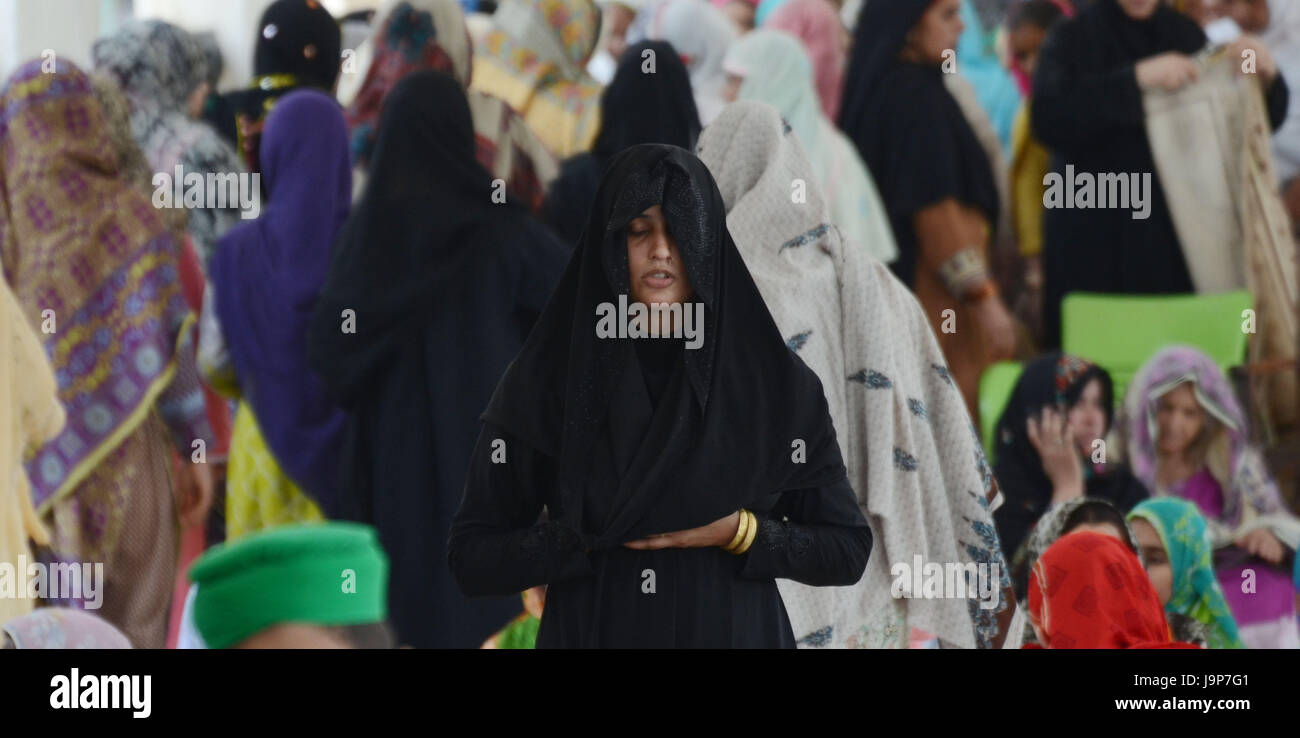 Lahore, Pakistan. 06Th Juin, 2017. Peuple Pakistanais offrant une première prière du vendredi à la mosquée sainte Données Darbar pendant mois de jeûne Ramzan-ul-Moubarak : Crédit Rana Sajid Hussain/Pacific Press/Alamy Live News Banque D'Images