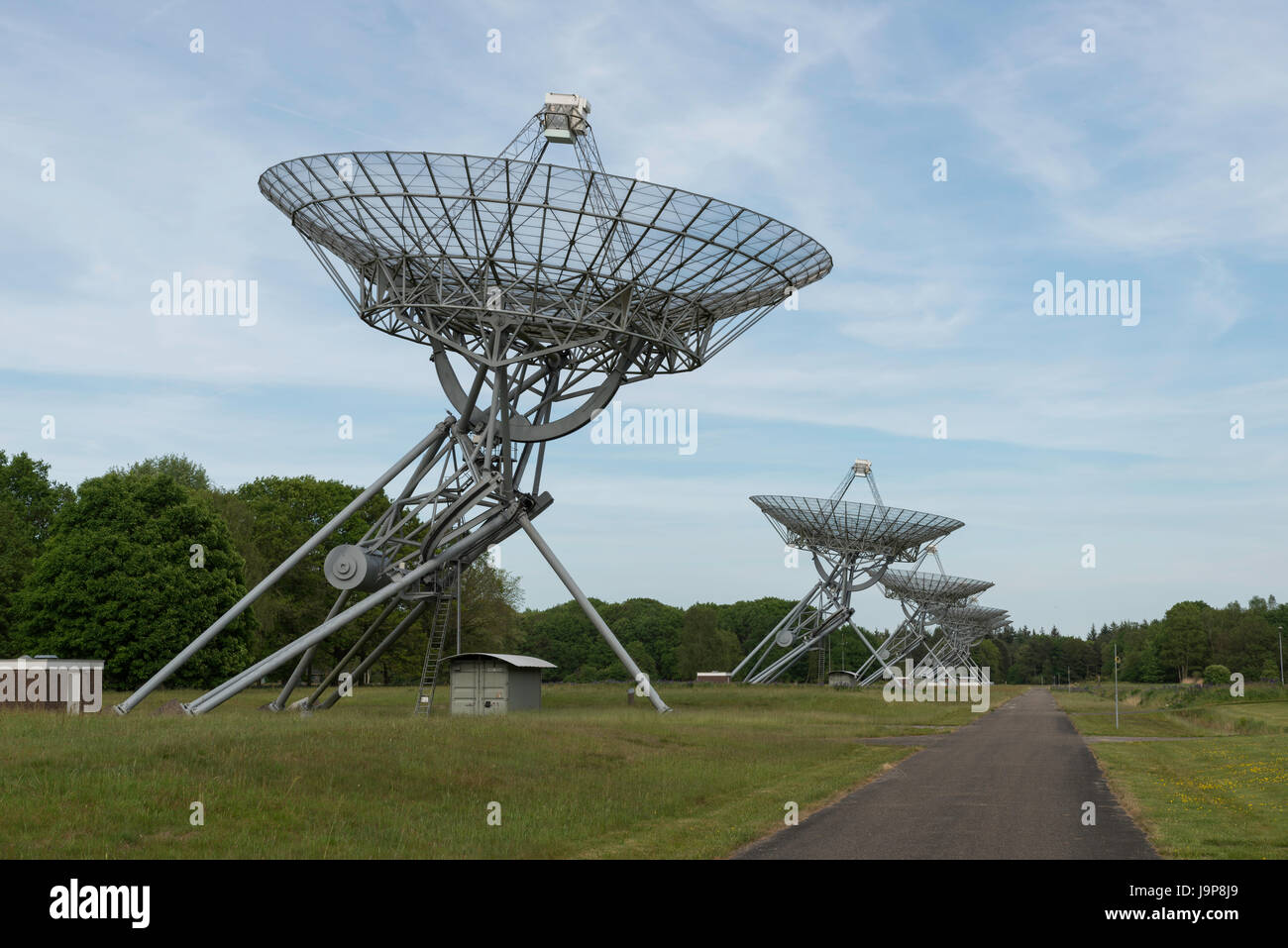 Une rangée de radiotélescopes à westerbrok aux Pays-Bas Banque D'Images