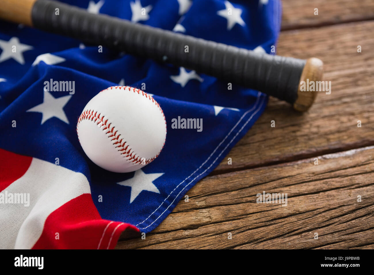 Close-up of baseball et bat sur un drapeau américain Banque D'Images