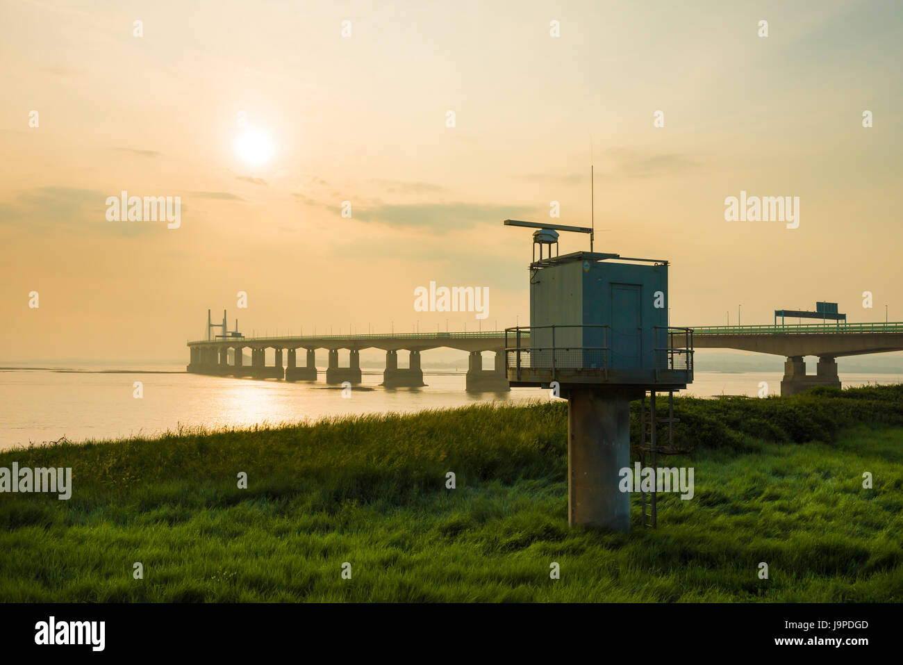 Une tour radar à terre à Severn Beach sur la rive de l'estuaire de la Severn avec le Prince de Galles au-delà du pont, Gloucestershire, Angleterre. Banque D'Images