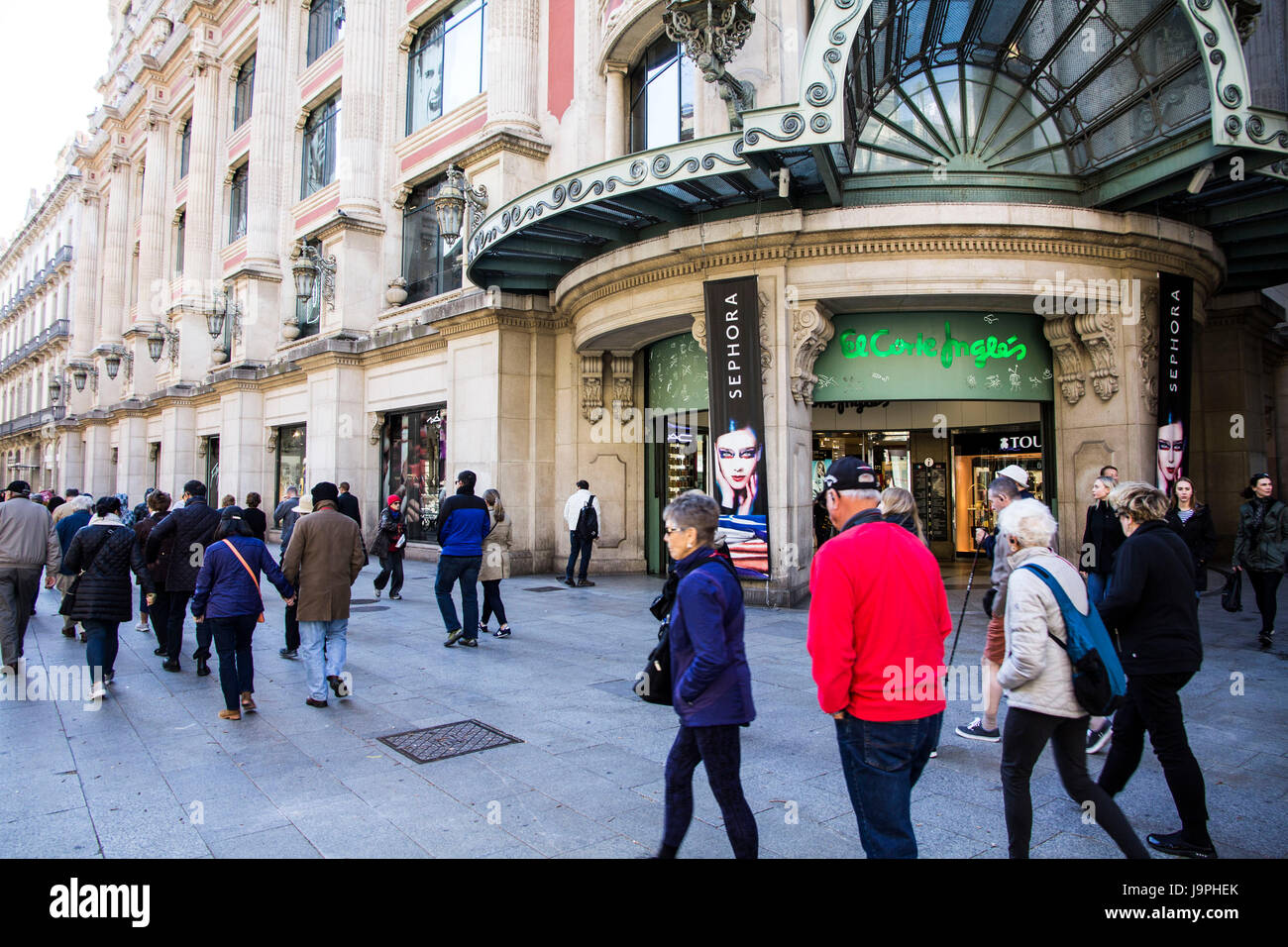 Portal de l'Angel est une rue commerçante piétonne populaire/dans le district de Ciutat Vella de Barcelone. L'Espagne. Banque D'Images