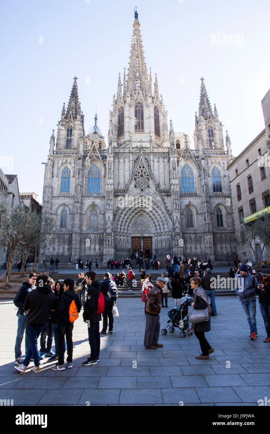 L'imposant 14e siècle de style gothique, la cathédrale de Barcelone (officiellement la cathédrale de la Sainte Croix et Sainte Eulalia) est le siège de l'archevêque. Banque D'Images