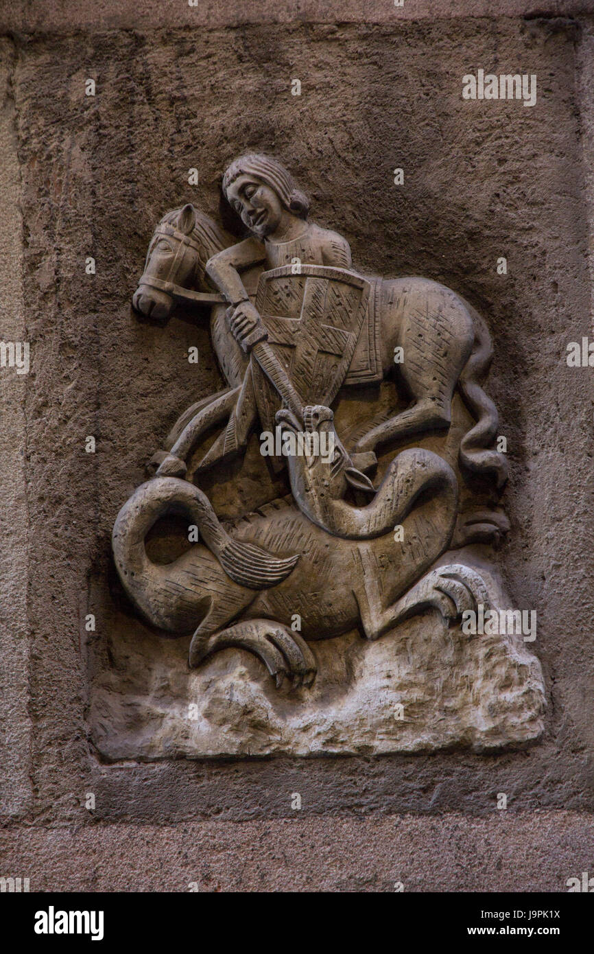 Cette ancienne sculpture de secours dans la vieille ville de Barcelone représente Saint Georges terrassant un dragon. Barcelone, Espagne. Banque D'Images