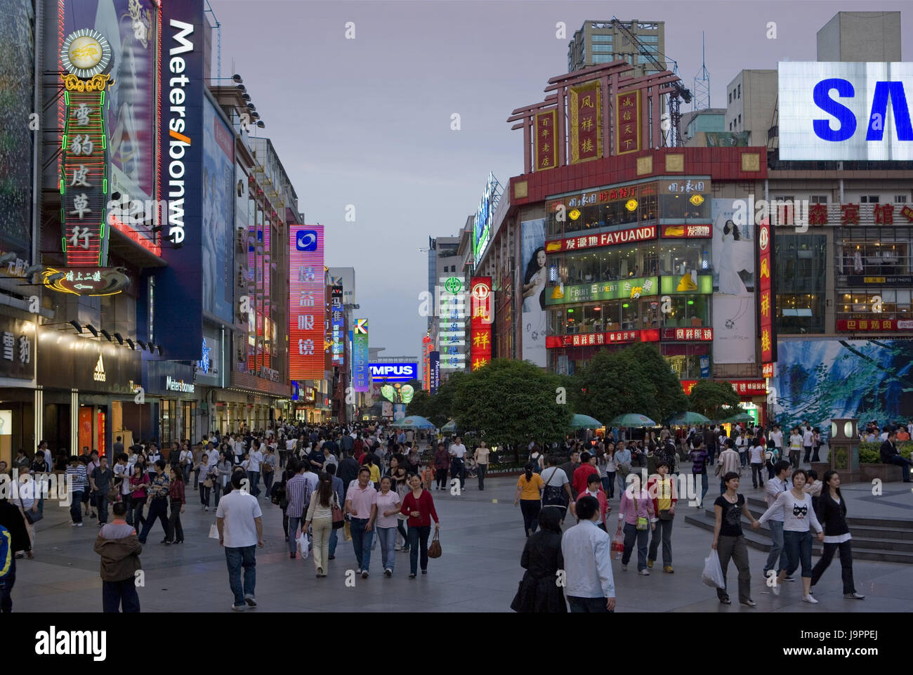 Chine, Sichuan, Chengdu, centre de la ville, le shopping,rue piétonne,néons,crépuscule,Asia,l'Asie orientale,ville,ville,centre ville,Center,centre ville, zone piétonne,maison,locaux commerciaux,immeubles,architecture,boutiques,publicité,publicité,des,people,passants,hors,crépuscule,soirée, Banque D'Images