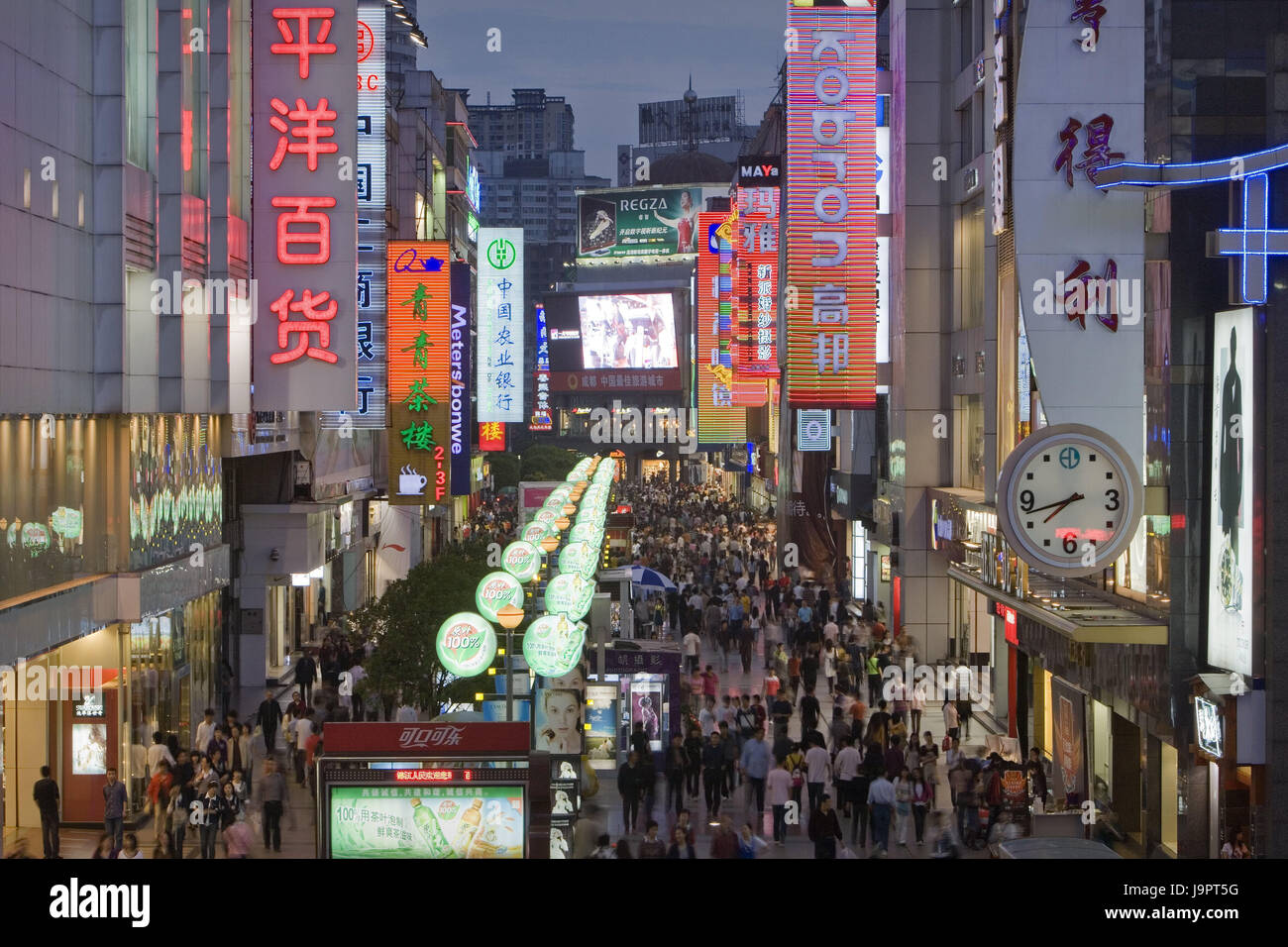 Chine, Sichuan, Chengdu, centre de la ville, le shopping,rue piétonne,néons,crépuscule,Asia,l'Asie orientale,ville,ville,centre ville,Center,centre ville, zone piétonne,maison,locaux commerciaux,immeubles,architecture,boutiques,publicité,publicité,des,people,passants,hors,crépuscule,soirée,lanternes, Banque D'Images