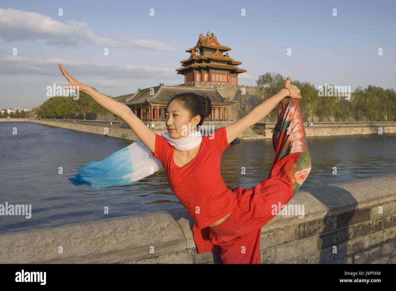 La Chine, Pékin, Cité Interdite, palace mur défensif,tour,saut,eau,femme,gymnastique,pose modèle ne libération,Asia,l'Asie orientale,capital,ville,une partie de la ville, destination,bâtiment,eaux,palace structure,tour,tour,lutte,architecture,endroit d'intérêt,Culture,tourisme,patrimoine culturel mondial de l'UNESCO,personne,Asiatique,locaux, Banque D'Images