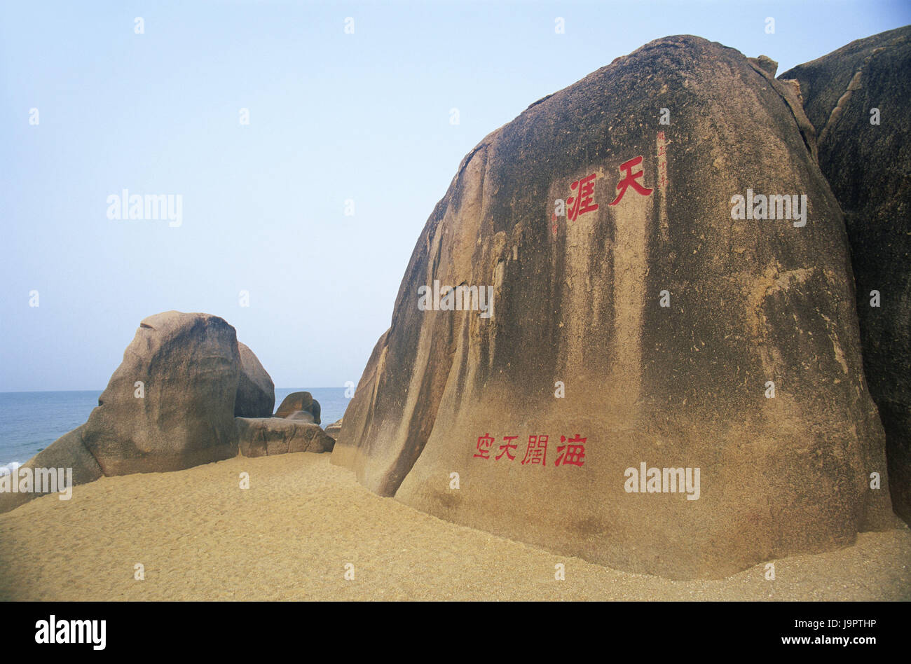 Chine Hainan Sanya,Islande,plage,rock,Asie,personnage,Asia,l'Asie orientale,destination,plage,locations,tourisme,vacances,mer,plage,eau,plage de rêve vacances de rêve,,fantastique,déserte,extérieur,inscription en chinois, rouge, Banque D'Images