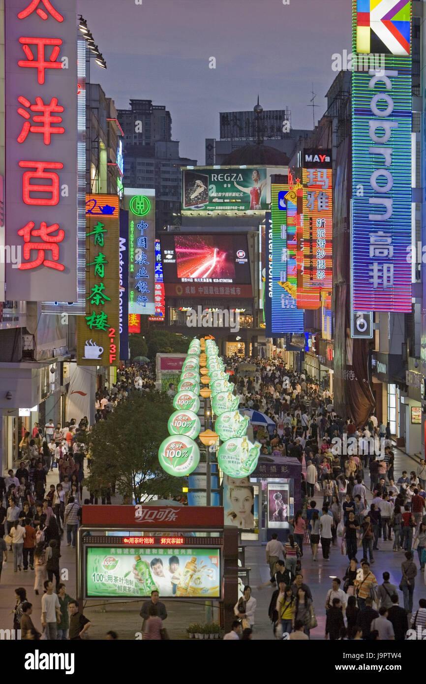 Chine, Sichuan, Chengdu, centre de la ville, le shopping,rue piétonne,néons,crépuscule,Asia,l'Asie orientale,ville,ville,centre ville,Center,centre ville, zone piétonne,maison,locaux commerciaux,immeubles,architecture,boutiques,publicité,publicité,des,people,passants,hors,crépuscule,soirée,lanternes, Banque D'Images