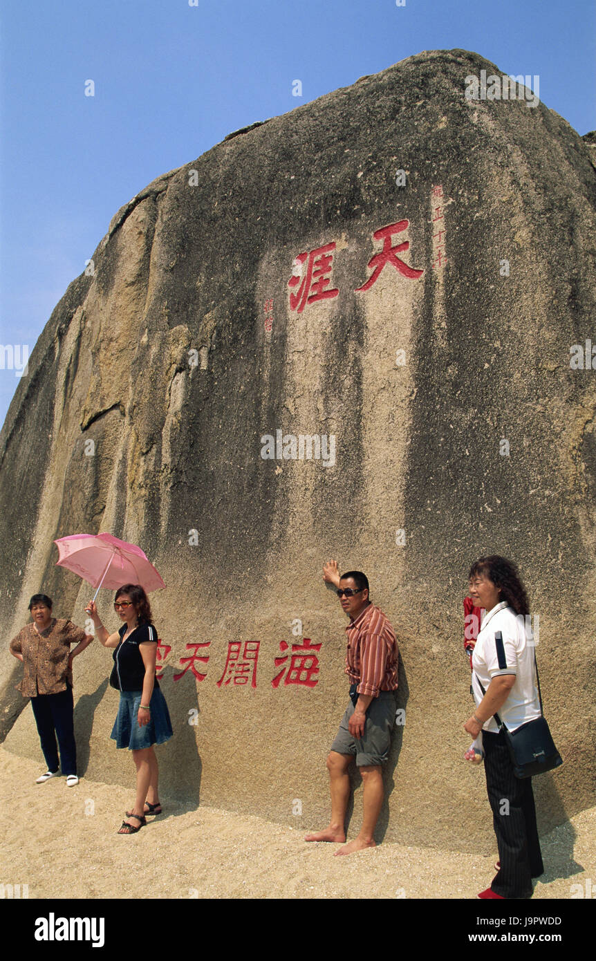 Chine Hainan Sanya,Islande,plage,rock,Asie,de caractère, les touristes, le modèle ne libération,Asia,l'Asie orientale,destination,plage,locations,tourisme,vacances,plage,extérieur,inscription en chinois,rouge,people,pose,stand,écran d'affichage, Banque D'Images