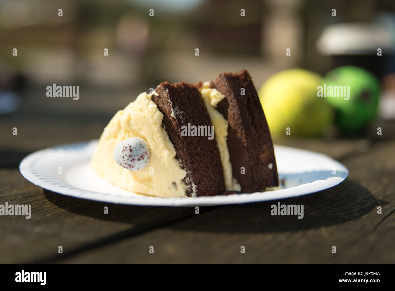 Gâteau au chocolat avec glaçage jaune et oeuf au chocolat Banque D'Images