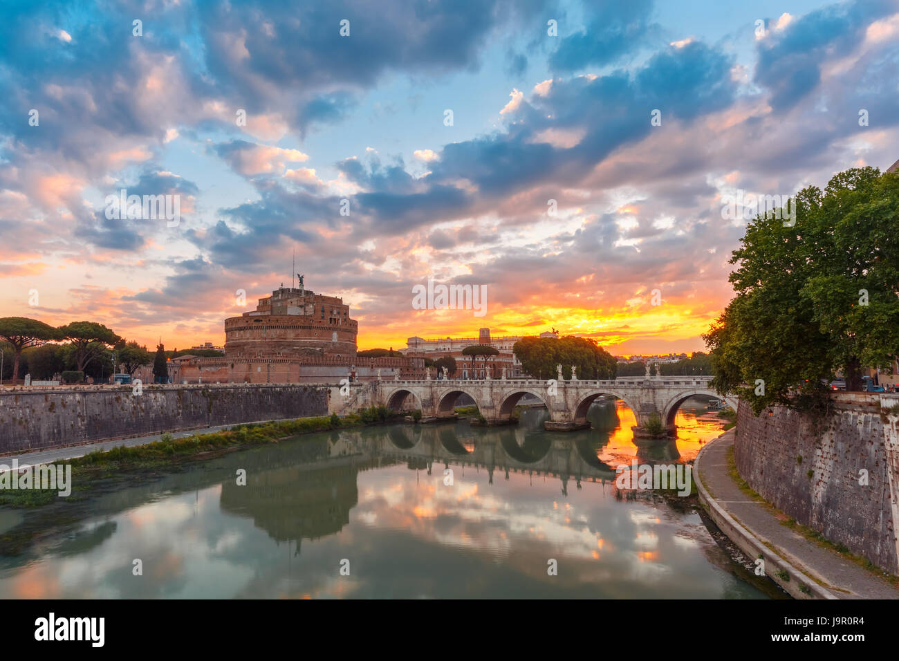 Château Saint Ange et le pont avec miroir reflet dans Tibre pendant matin heure bleue à Rome, Italie. Banque D'Images
