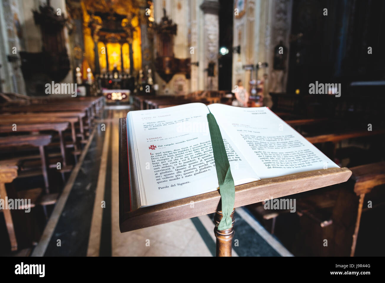 Varallo, Italie, le 24 mai 2017 : ouverture d'un livre de la bible dans une église Banque D'Images