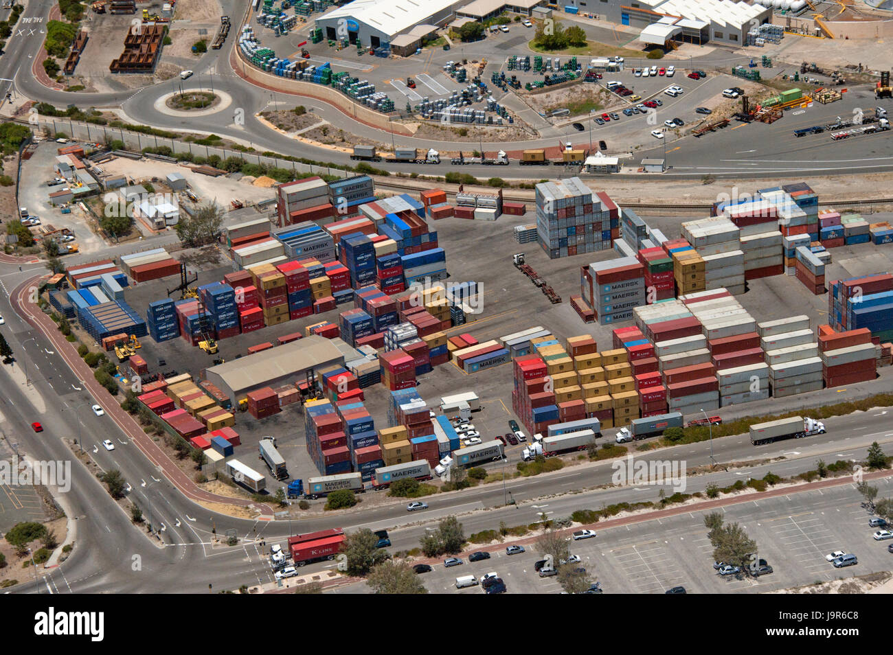 Vue aérienne de conteneurs maritimes dans la zone portuaire. Banque D'Images