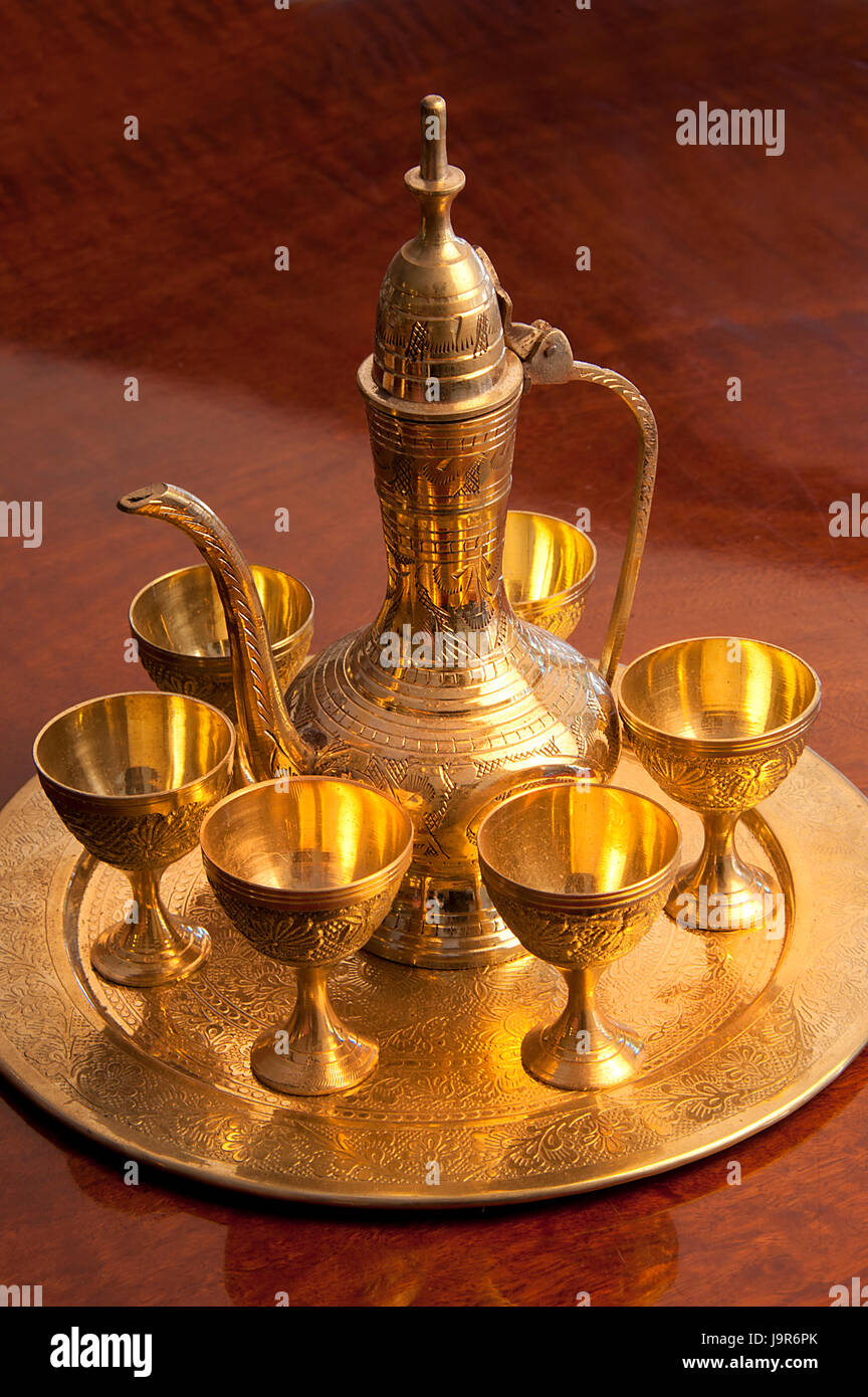 Un portrait vue d'un plateau circulaire, avec un pot de thé en laiton turc et six gobelets en laiton. Banque D'Images