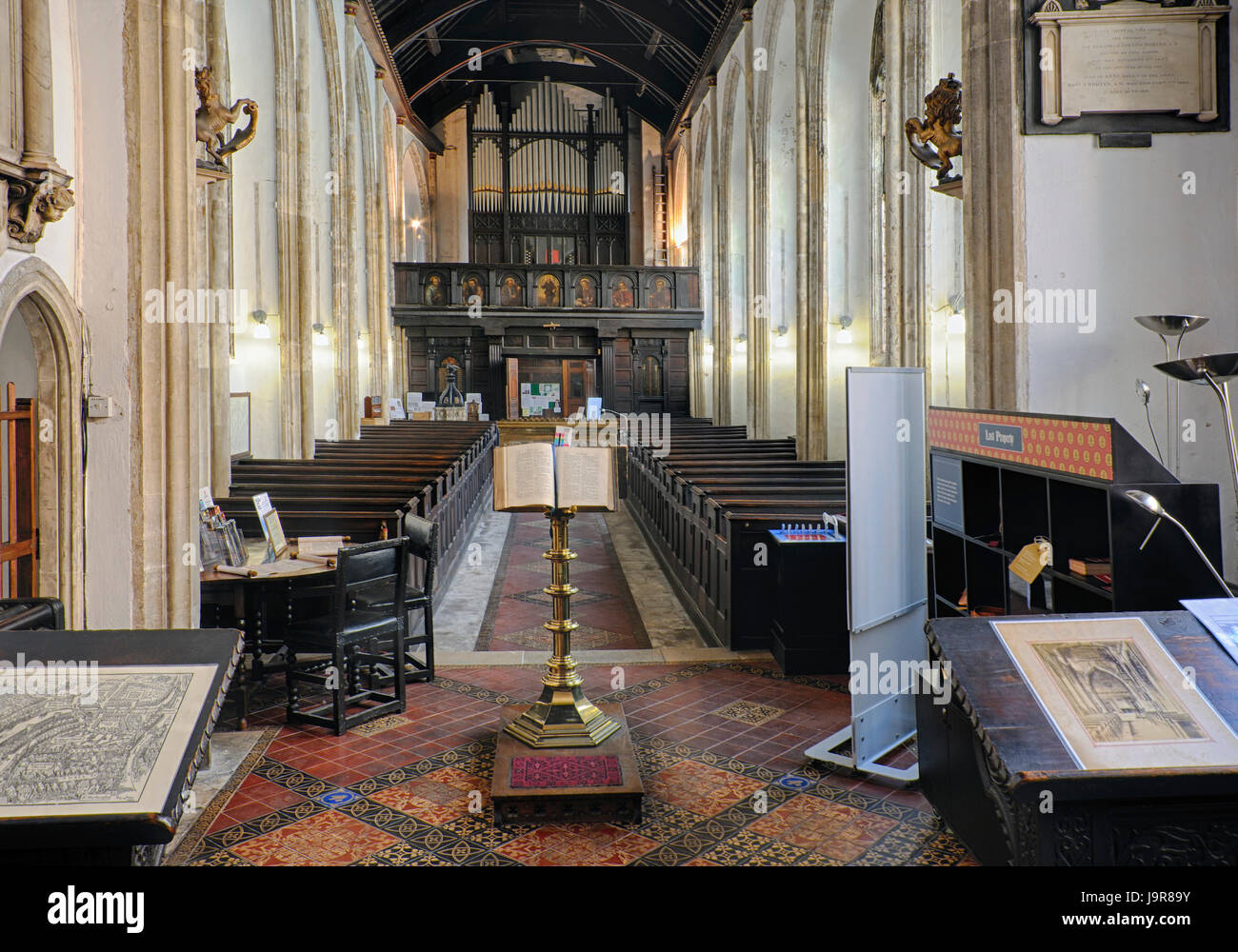 Nef de l'église St Jean Baptiste, connu sous le nom de St John sur le mur comme il a été construit au-dessus de l'enceinte de la vieille ville Banque D'Images