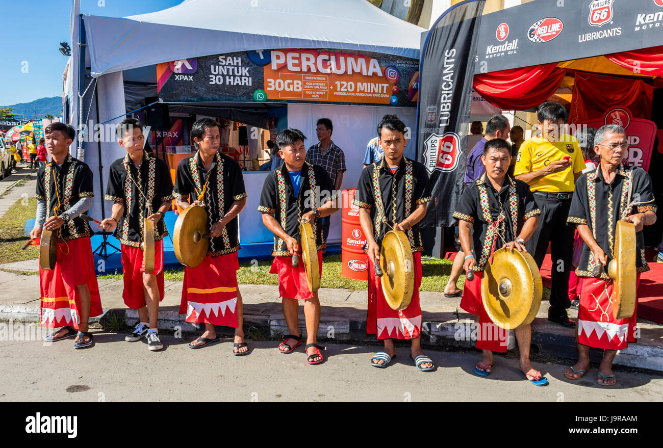 Rassemblement de groupes autochtones kadazandusan sur dernier jour de Pesta Kaamatan ou Hogkod Koisaan au festival des récoltes KDCA à Kota Kinabalu Sabah Malaisie Banque D'Images