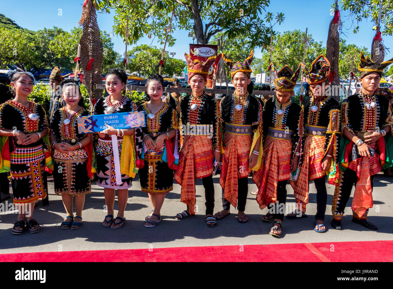 Rassemblement de groupes autochtones kadazandusan sur dernier jour de Pesta Kaamatan ou Hogkod Koisaan au festival des récoltes KDCA à Kota Kinabalu Sabah Malaisie Banque D'Images