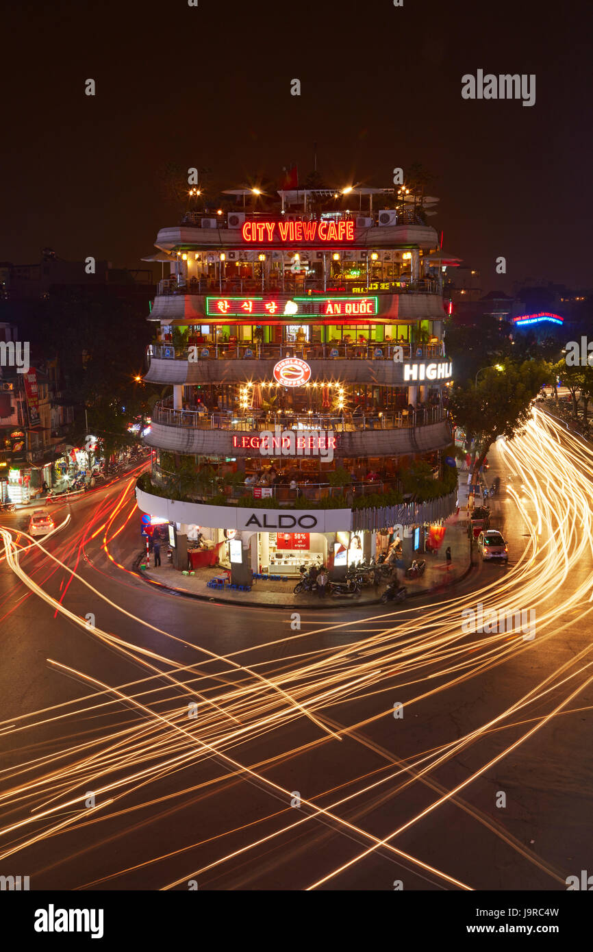 Bars, restaurants et des feux de circulation à l'intersection occupée par le lac Hoan Kiem et du vieux quartier de Hanoi, Vietnam Banque D'Images