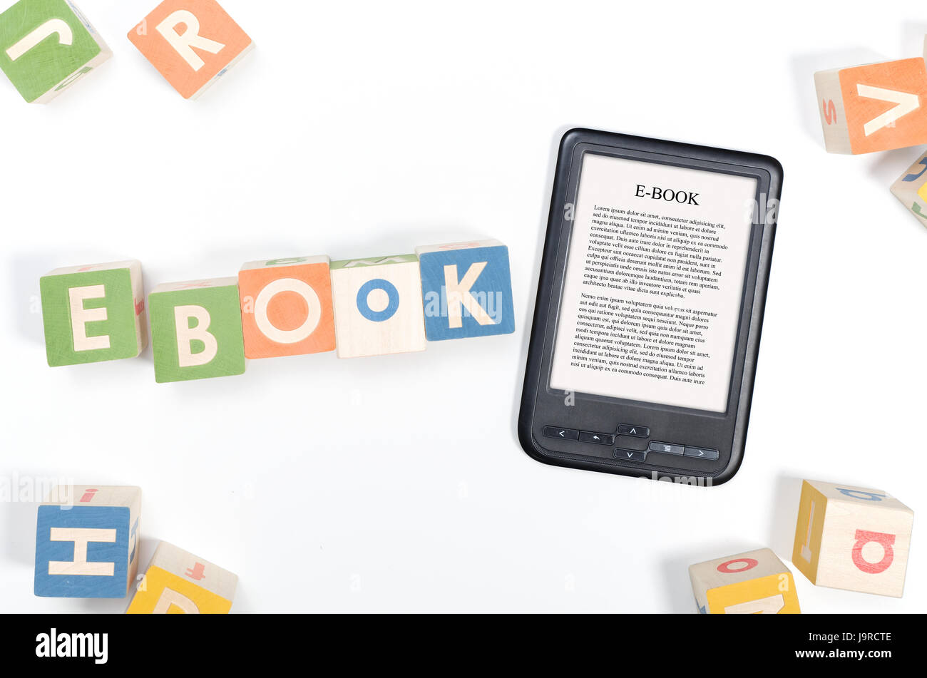 E-Book Reader et toy blocks top view concept Banque D'Images