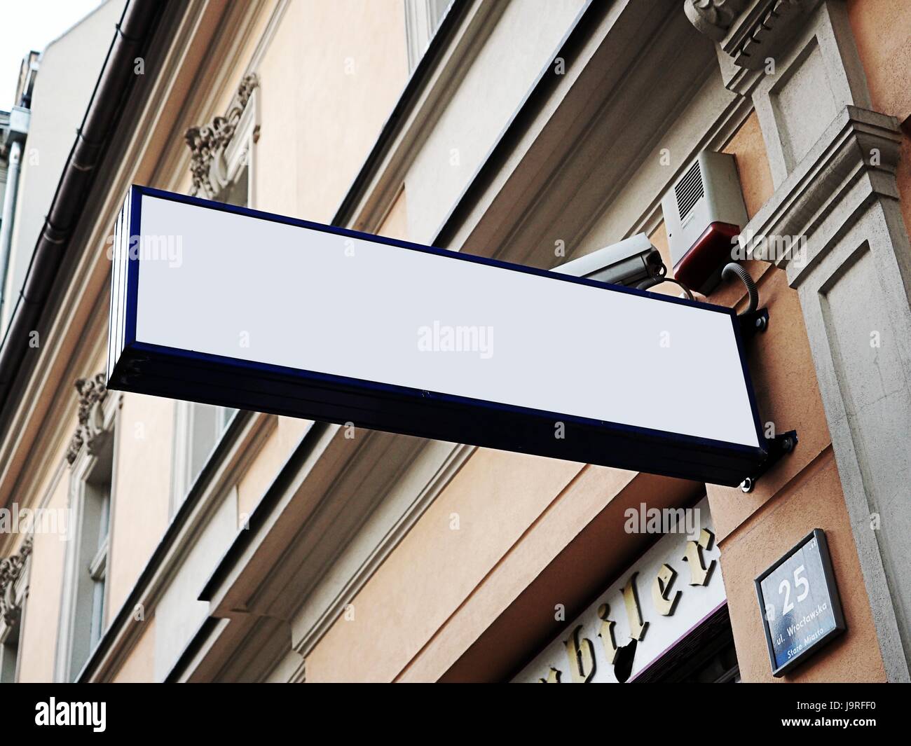 Pancarte Vue de côté la maquette blanche vide de la signalisation dans le noir, cadre gris avec vieille muraille extérieure affichage arrière-plan. La forme moderne Banque D'Images