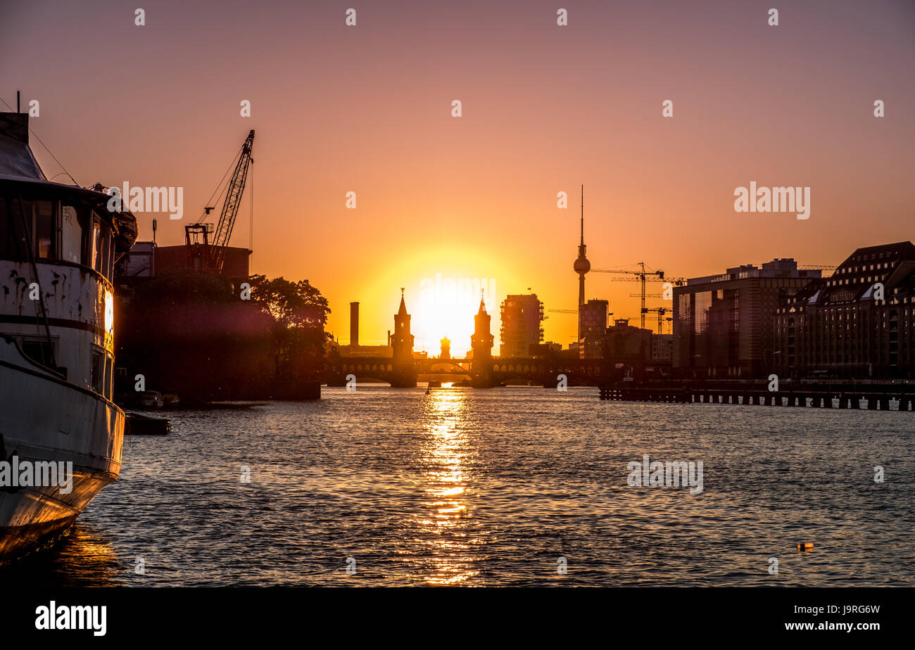 Spree, Oberbaum Bridge, la tour de télévision - Berlin city skyline avec sunset sky Banque D'Images