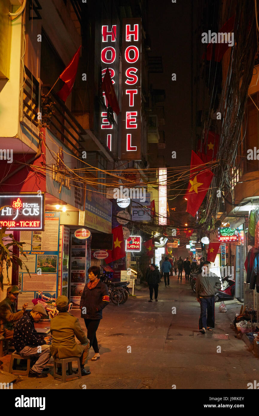 Scène de rue de nuit, vieux quartier, Hanoi, Vietnam Banque D'Images