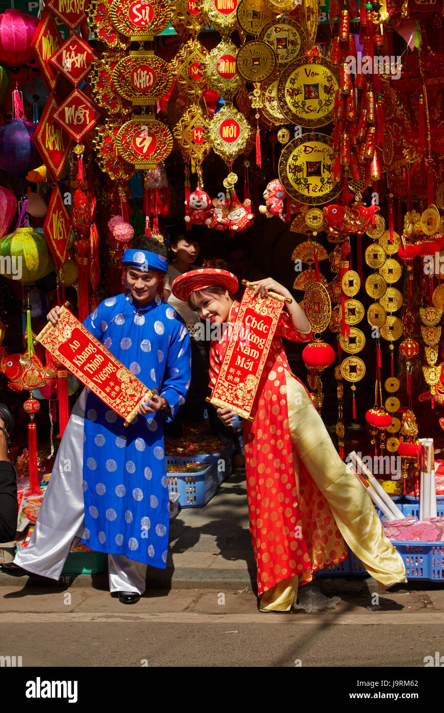 Couple en costume traditionnel au magasin de décoration, vieux quartier, Hanoi, Vietnam Banque D'Images