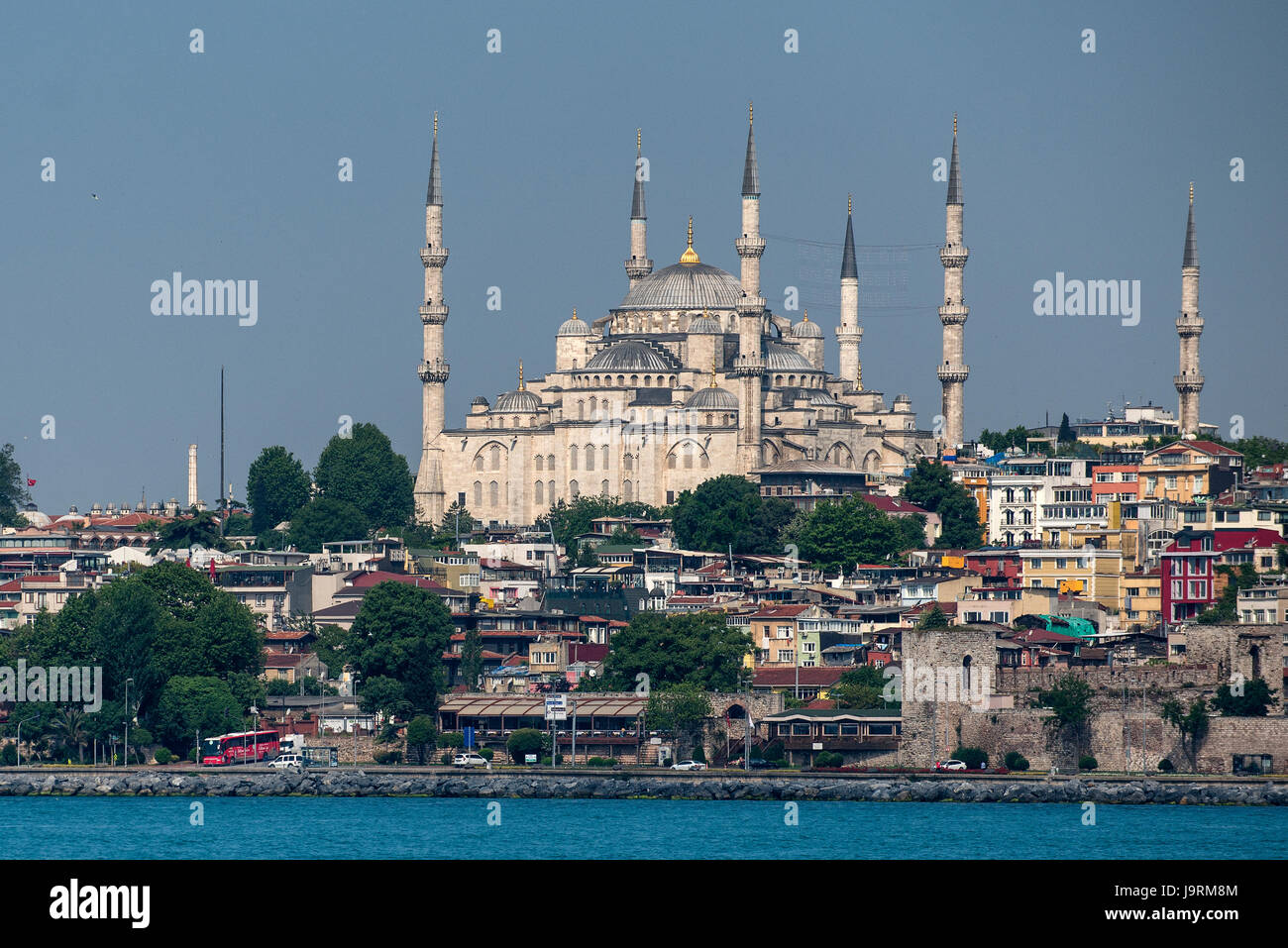 La Mosquée Sultan Ahmed est une mosquée historique situé à Istanbul, Turquie. Aussi connu comme la Mosquée Bleue. Sur la photo de la mer de Marmara. Banque D'Images