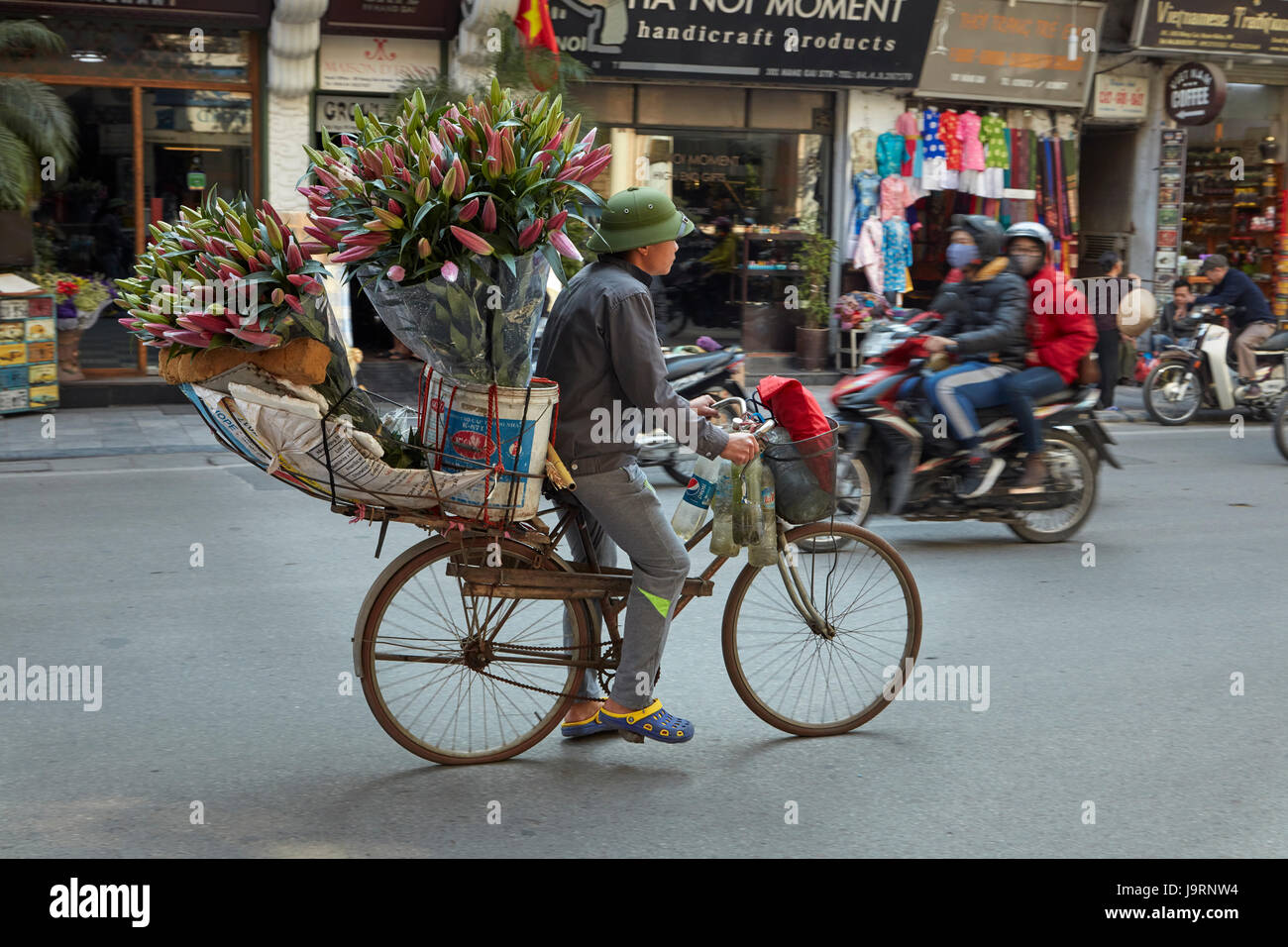 Vendeur de rue, vente de fleurs, vieux quartier, Hanoi, Vietnam Banque D'Images