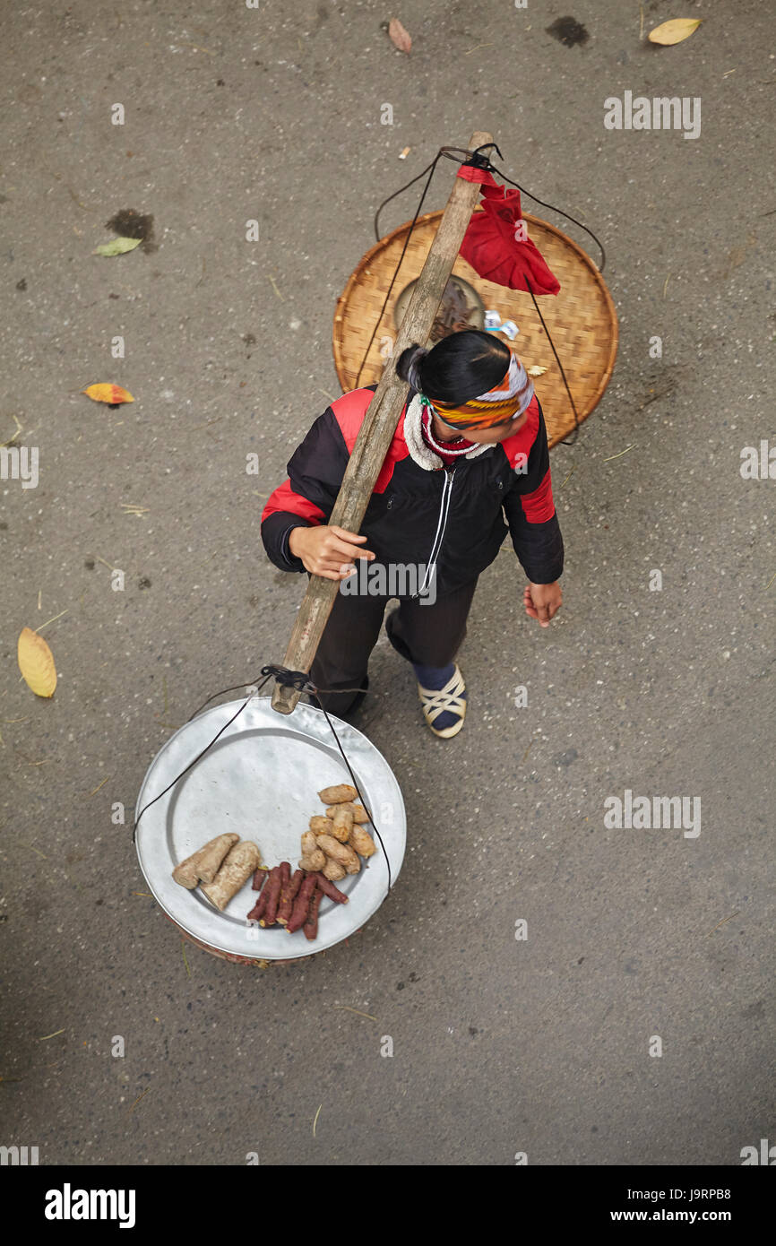 Vendeur de rue, vieux quartier, Hanoi, Vietnam Banque D'Images