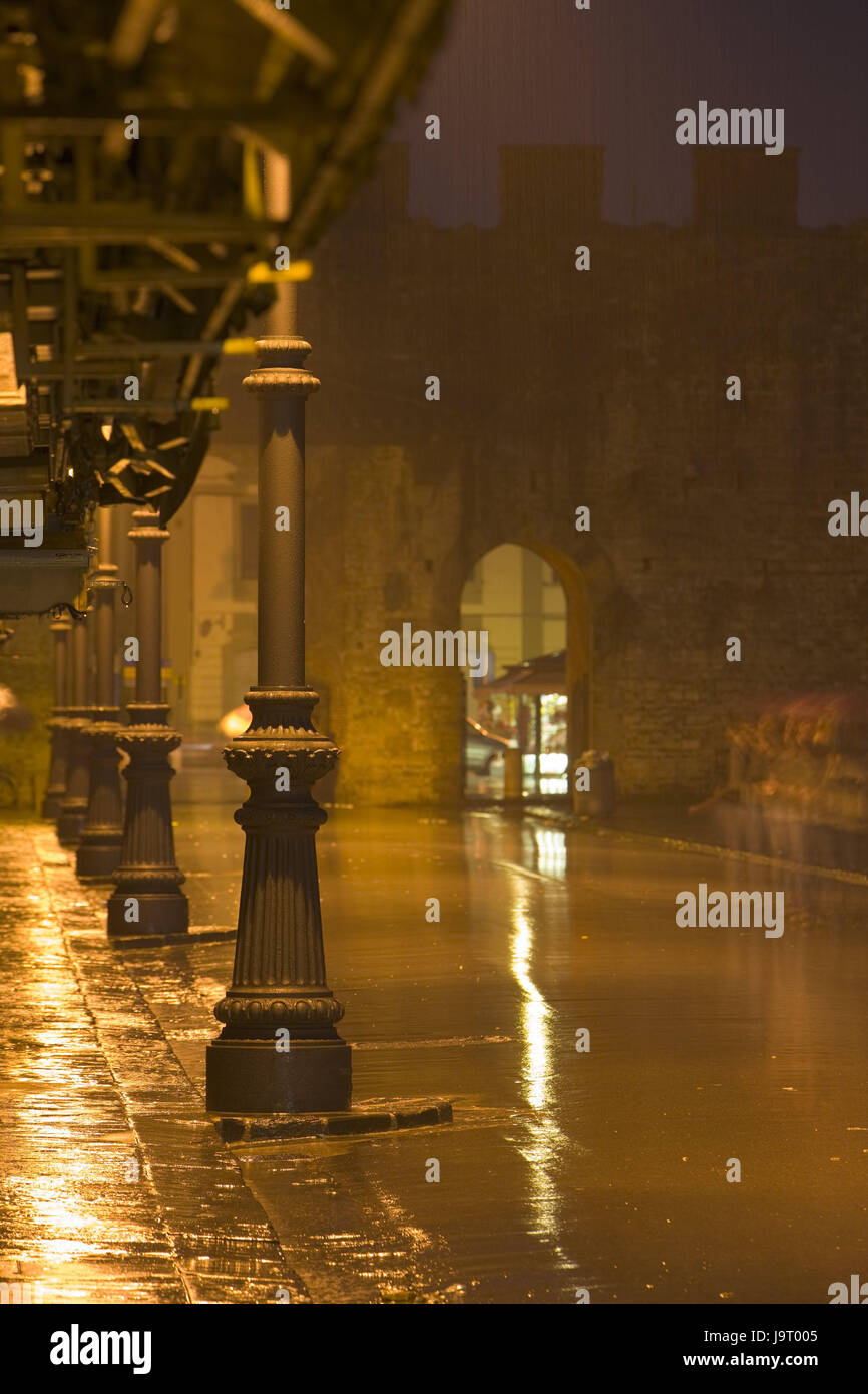 Italie,Toscane,Pise, Piazza del  Duomo,street,pluies,lanternes,soirée,europe,long,sentier  pédestre,humide,cirées,météo,météo météo pluie,pluie,pluie,douche,nuit, lampadaire,rue,lampe,Lampes,léger,faisceau de  lumière,éclairage,mur,route,passage gate,nuit ...