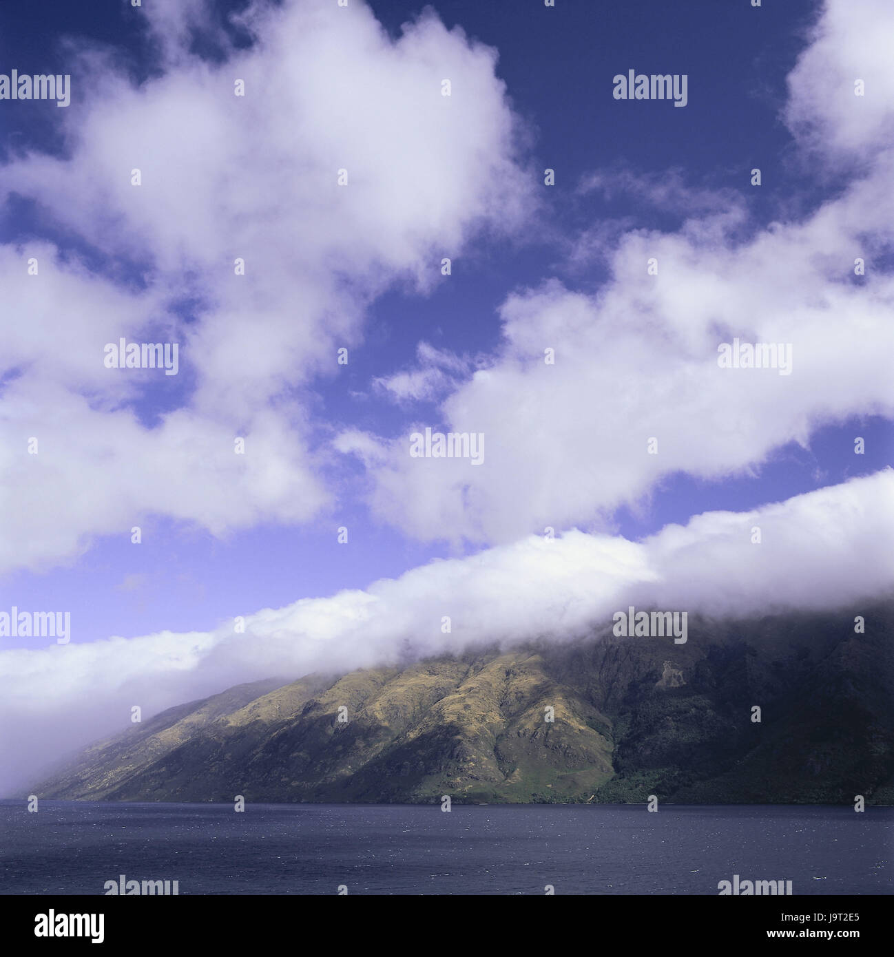 Nouvelle-zélande,Parc National de Fiordland saumure,Manapouri,ciel nuageux,île du sud,vue,Southland,conception,déserté,Danemark,ciel,hills,scenery,nature,lac,eau,lac,belle,nuages Nuages,la solitude,reste,silence,largeur, Banque D'Images