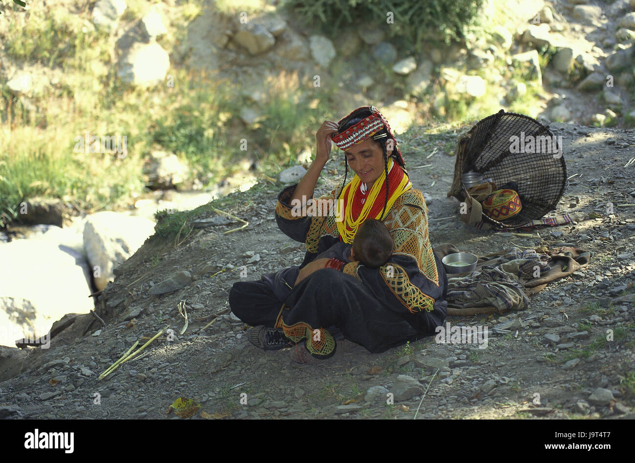 Le Pakistan,Kafiristan,femme,vêtements,traditionnellement,enfant,En  attente,en tailleur, pas de modèle libération,Asia,locaux,  coiffures,personne,travel,religion,tradition,femme,colliers, bijoux  cou,catenas,la,s'asseoir Photo Stock - Alamy