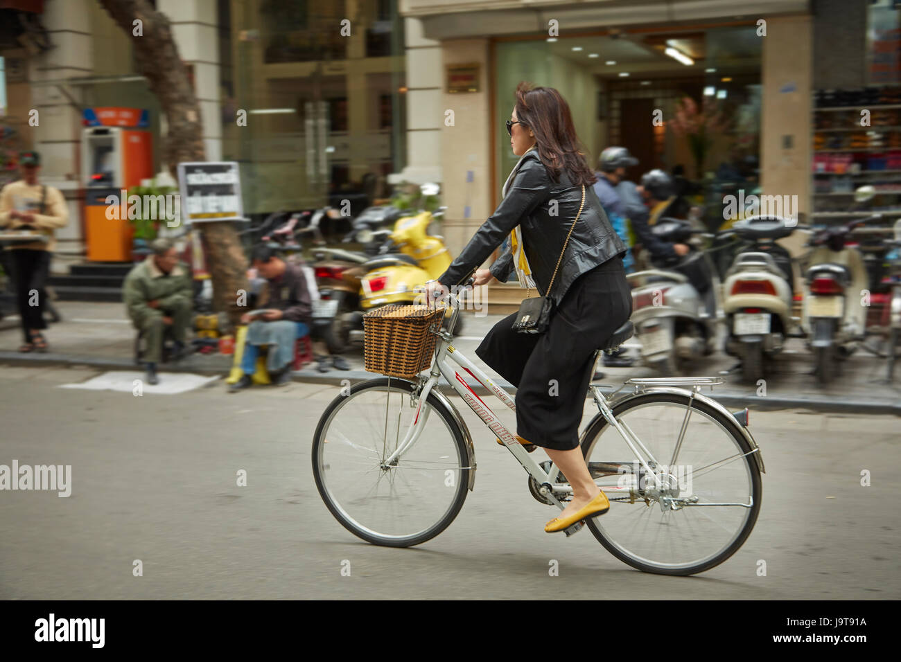 Femme élégante sur location, vieux quartier, Hanoi, Vietnam Banque D'Images