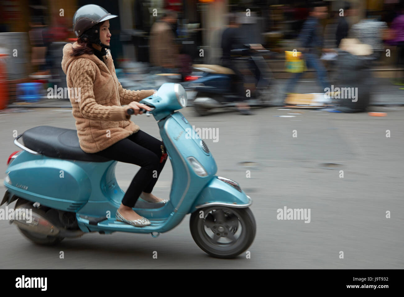 Femme sur Vespa scooter, vieux quartier, Hanoi, Vietnam Photo Stock - Alamy