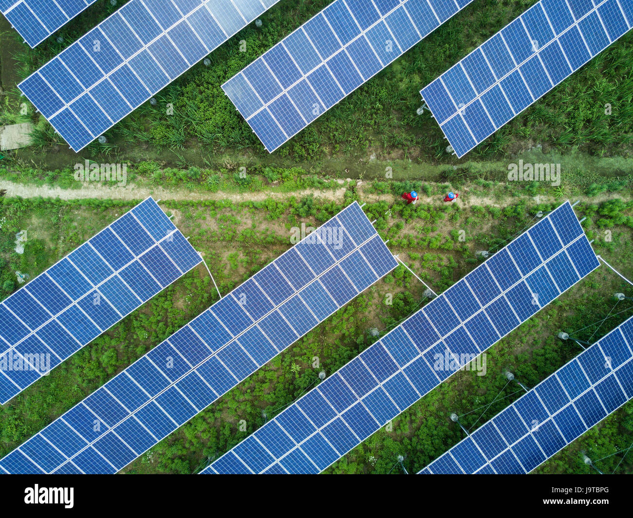 Qingdao. 2 juin, 2017. Photo prise le 2 juin 2017 montre l'énergie photovoltaïque (PV) des installations à Heyuan Village de Qingdao, à l'est du comté de la province du Zhejiang en Chine. Comme l'une des mesures d'atténuation de la pauvreté, les revenus créés par PV power generation aidera les villageois à augmenter les revenus et de vivre une vie meilleure. Credit : Xu Yu/Xinhua/Alamy Live News Banque D'Images