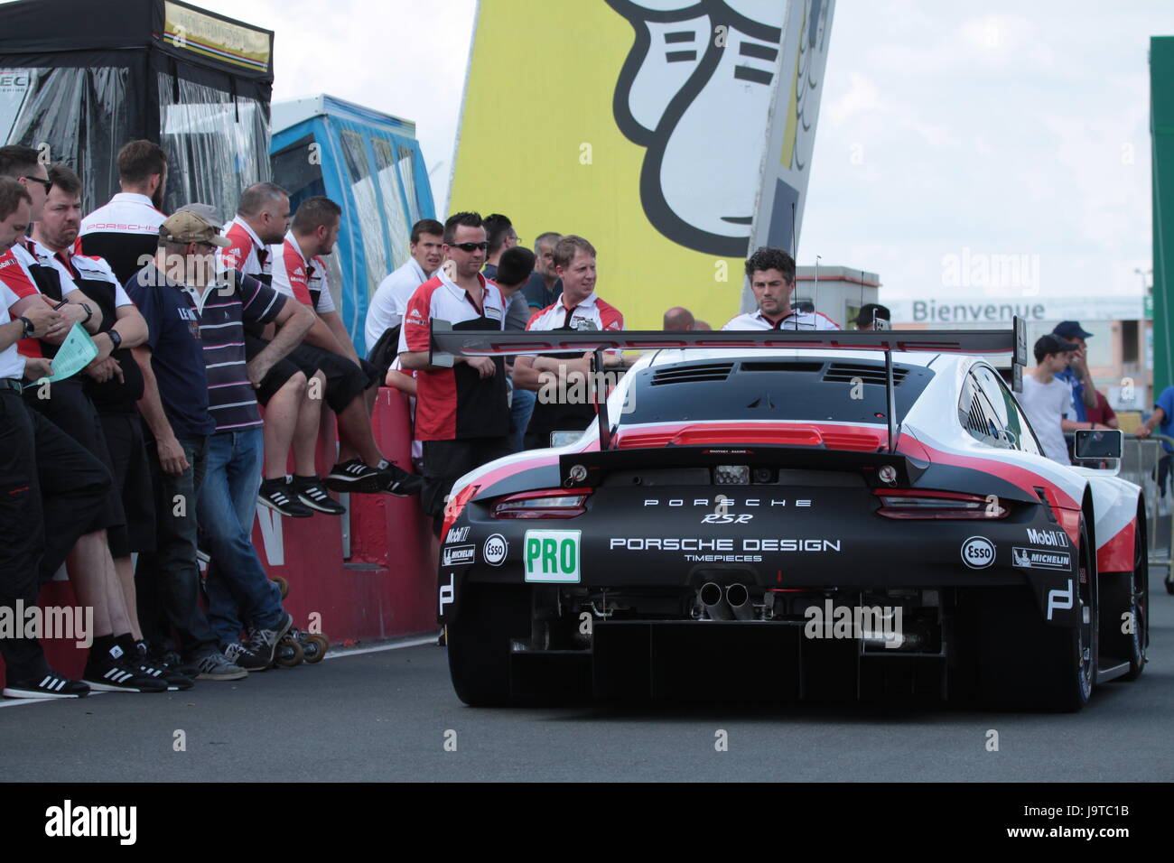 Le Mans, France. 2 juin, 2017. Porsche GT Team voiture Porsche 911 RSR n° 91 à pitline de circuit de la Sarthe en France à l'époque de 24 Heures du Mans 2017 jours d'essai. Dimitry Lyubichev/Alamy Live News Banque D'Images