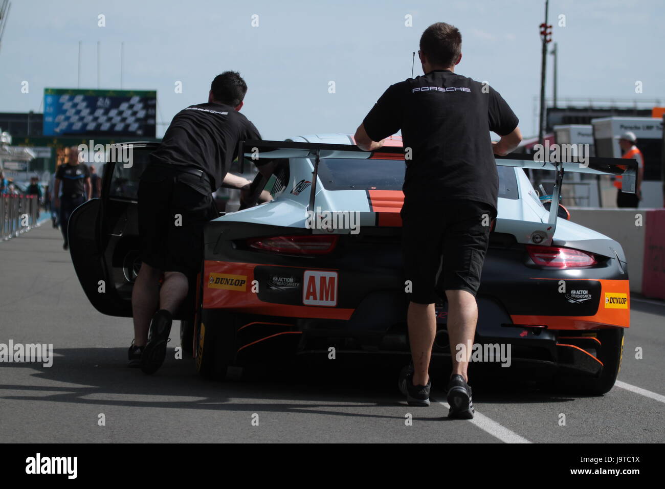 Le Mans, France. 2 juin, 2017. British Gulf Racing team voiture Porsche 911 RSR n°86 à pitline de circuit de la Sarthe en France pendant 24 Heures du Mans 2017 jours d'essai. Dimitry Lyubichev/Alamy Live News Banque D'Images