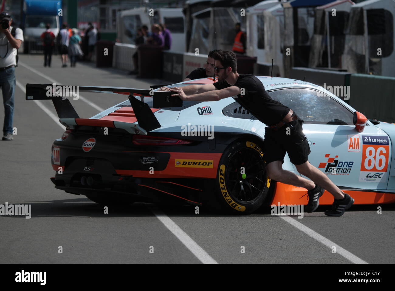 Le Mans, France. 2 juin, 2017. British Gulf Racing team voiture Porsche 911 RSR n°86 à pitline de circuit de la Sarthe en France pendant 24 Heures du Mans 2017 jours d'essai. Dimitry Lyubichev/Alamy Live News Banque D'Images