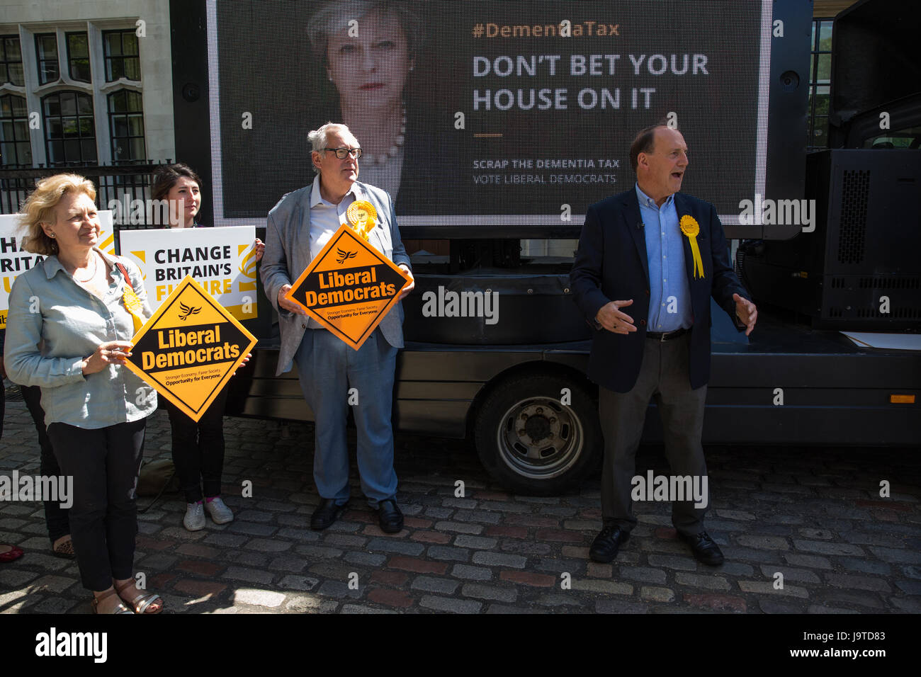 Londres, Royaume-Uni. 3 juin, 2017. Sir Simon Hughes, candidat libéral démocrate et ancien député de Southwark et vieux Bermondsey, dévoile un nouveau, l'impôt de la démence de l'affiche présentant une image de premier ministre Theresa peut accompagnée de la mention 'ne pas mettre votre maison sur son'. Credit : Mark Kerrison/Alamy Live News Banque D'Images