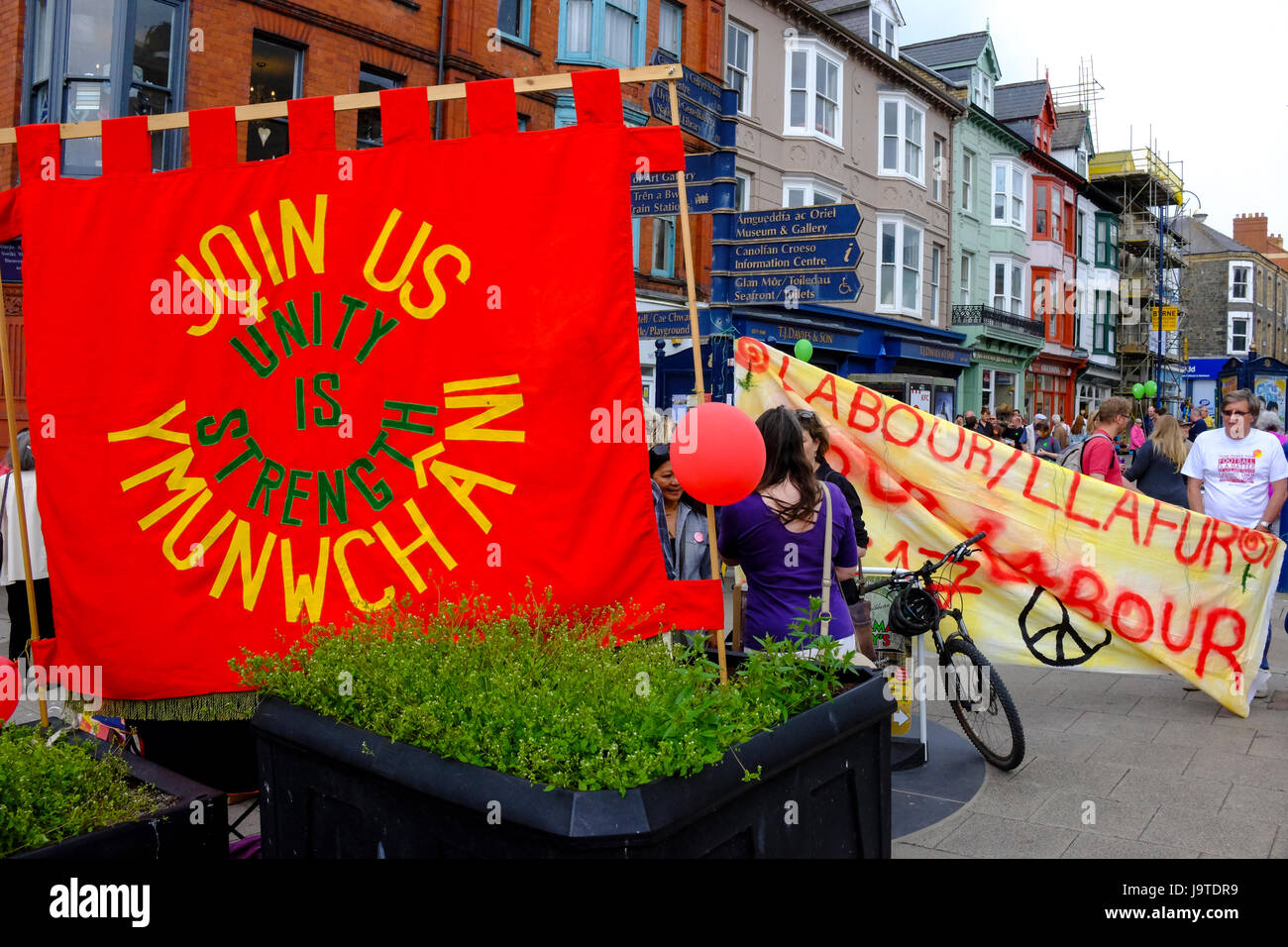 Aberystwyth, Pays de Galles, Royaume-Uni. 3 juin 2017. Le samedi avant l'élection générale de 2017 partisans de différents partis, notamment le travail, Plaid Cymru et verts, solliciter un soutien. Credit : Alan Hale/Alamy Live News Banque D'Images