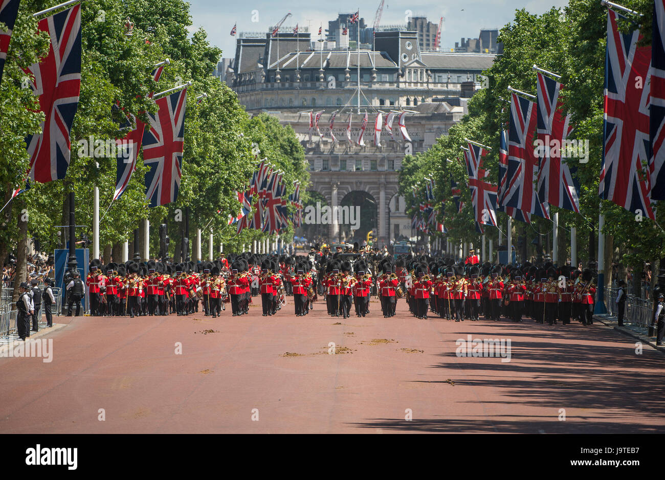 Le Mall, Londres, Royaume-Uni. 3 juin, 2017. L'avant-dernière répétition pour la fête de la Reine, le Major Général Parade's examen a lieu avec les bandes de gardes massés et 1er bataillon Irish Guards en marche vers le palais de Buckingham après la cérémonie à Horse Guards Parade. Credit : Malcolm Park editorial/Alamy Live News Banque D'Images