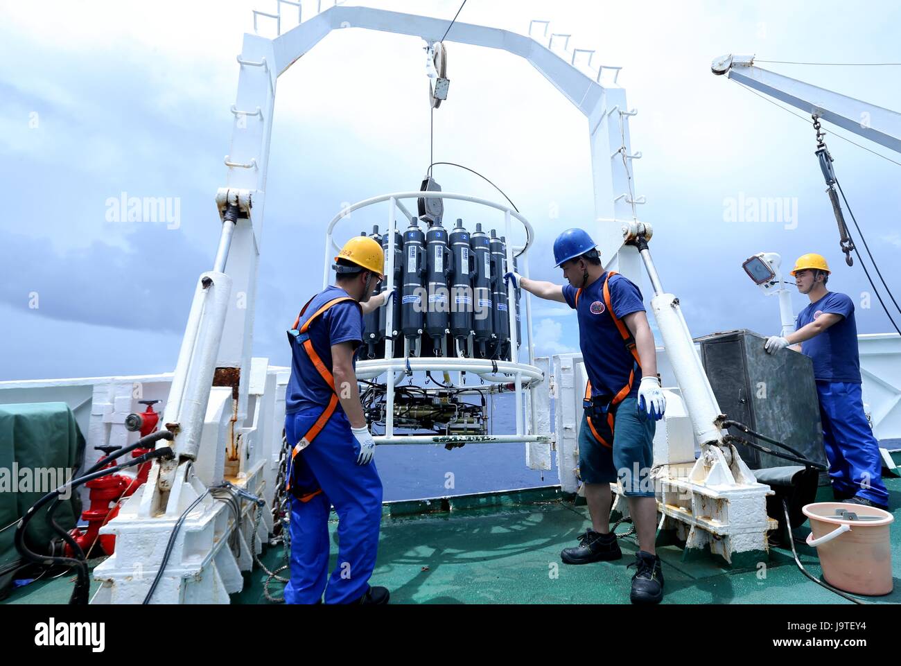 (170603) -- À BORD D'UN NAVIRE XIANGYANGHONG 09, Juin 3, 2017 (Xinhua) -- les membres de l'équipe de recherche scientifique de l'eau de l'océan d'essai avec un appareil à bord de CTD Xiangyanghong 09, le vaisseau mère de la 'submersible habité Jiaolong', le 3 juin 2017. Jiaolong envisage d'effectuer cinq plongées dans la tranchée de Yap à partir de Juin 4. (Xinhua/Liu Hotel particulier) (wyl) Banque D'Images