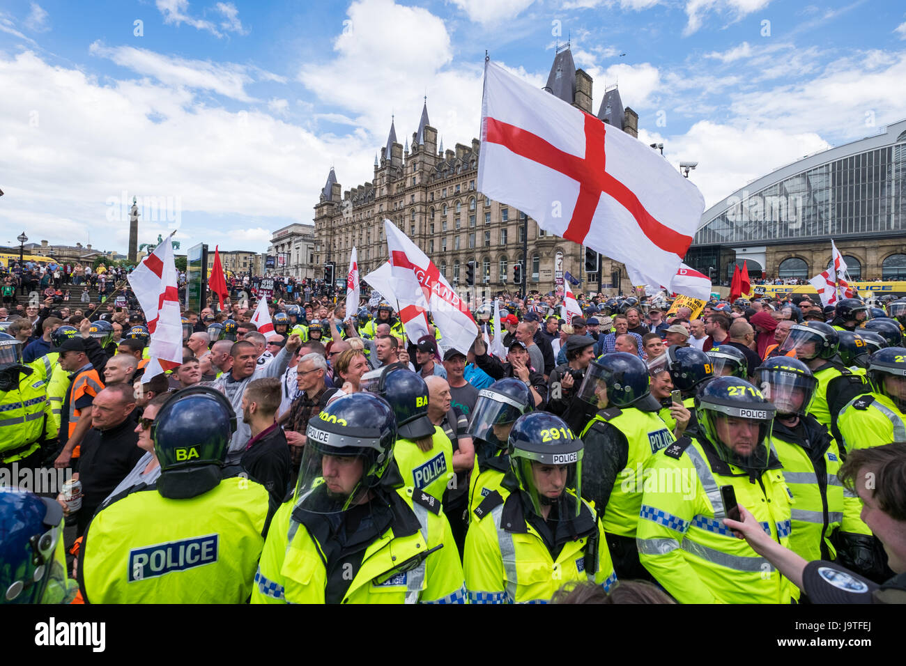 Liverpool, Royaume-Uni. 3 juin, 2017. Ligue de défense anglaise et des manifestants anti-fascistes se sont affrontés dans le centre-ville de Liverpool le samedi 3 juin 2017. © Christopher Middleton/Alamy Live News Banque D'Images