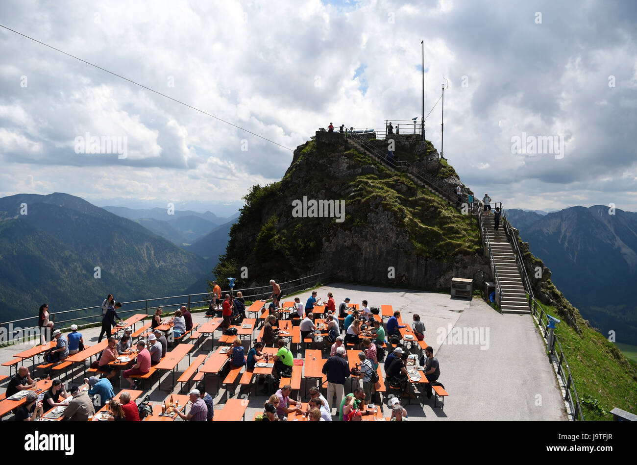 Orange, France. 3 juin, 2017. Les randonneurs profiter de la vue au cours de soleil sur le sommet de la montagne Wendelstein près de Orange, France, 3 juin 2017. Photo : Andreas Gebert/dpa/Alamy Live News Banque D'Images